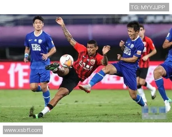 聚焦当代顶级足球运动员成长之路与传奇故事全景呈现深度剖析全貌